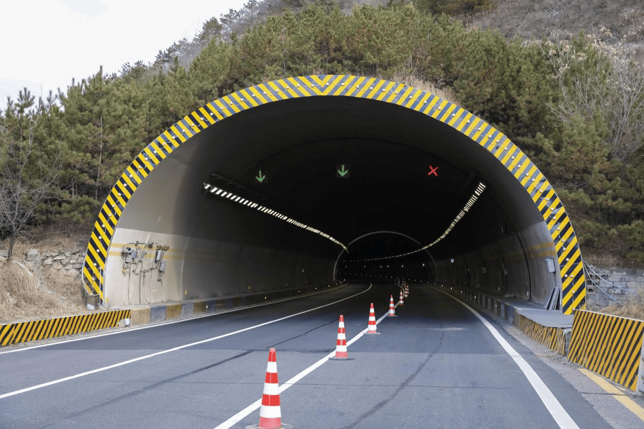 鸿蒙重塑下的交通革命：全国首个全量开源鸿蒙化隧道，让高速运维进入“秒级响应”时代 