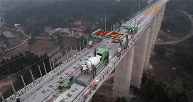 成渝中线400km/h段无砟轨道系统集成装备在首件段开建